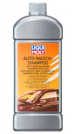 1545, Автомобильный шампунь Auto-Wasch-Shampoo 1л,
Автомобильный шампунь Auto-Wasch-Shampoo 1л
Предназначен для быстрой мойки автомобиля перед нанесением защитной полироли. Очищает лакокрасочные поверхности автомобиля благодаря содержанию высокоэффективных поверхностно активных моющих компонентов.
Свойства
Желтоватая жидкость с ароматом персика. При мойке автомобиля обеспечивает формирование плотной и достаточно обильной пены, которая обволакивает мельчайшие частицы загрязнений и «мягко» удаляет их, не оставляя ни малейшего следа на лакокрасочном покрытии.

- Защищает лаковую поверхность и придает блеск
- Биологически разлагаемый
- Безопасен для поликарбонатных стекол фар
- Обладает приятным фруктовым ароматом

Подходит для ручной мойки любых лакокрасочных покрытий, а также стекла, хромированных поверхностей, пластика и резины. Благодаря наличию поверхностно-активных веществ (ПАВ), превосходно очищает кузов от самых стойких загрязнений и дорожного налета. Придает лакокрасочным поверхностям легкий глянец. Биологически разлагаемый.
Применение
Перед употреблением встряхнуть. Развести шампунь в пропорции 30 мл шампуня (2 колпачка) на 10 л воды и равномерно нанести губкой на кузов автомобиля. Затем смыть струей воды и насухо вытереть автомобиль замшевым платком. Не применять при температуре ниже 5°С.