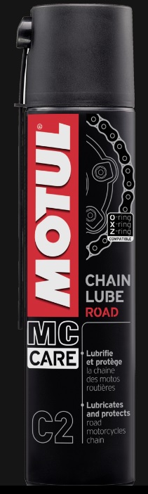 C2 CHAIN LUBE ROAD 0.4, Смазка для цепей (бесцветная) 400мл (111649) Motul,
Смазка для цепей дорожных мотоциклов Motul C2 Chain Lube Road в баллонах емкостью 0.4 литра. Смазка для цепей Motul C2 Chain Lube Road как нельзя лучше подходит для смазки цепей дорожных мотоциклов Honda cb400, поскольку представляет из себя липкий спрей, плотно покрывающий сальники цепи мотоцикла. Особенность консистенции смазки для Motul C2 Chain Lube Road позволяет дольше держаться на цепи.
Рекомендуем осуществлять смазку цепи каждые 500 километров пробега и после каждой езды на мотоцикле в дождь. Смазывание цепи мотоцикла лучше осуществлять на разогретой цепи, то есть, после предварительной непродолжительной поездки – в этом случае смазка лучше проникает в сальники цепи. После того, как цепь мотоцикла смазана, рекомендуется подождать в течение 5-10 минут, прежде, чем продолжить поездку, чтобы дать смазке застыть.
Также обращаем внимание, что в смазке нуждается не сама цепь, а только сальники цепи. Смазывать звенья цепи мотоцикла нет необходимости, это приводит только к излишнему расходованию смазки для цепи. Не заливайте смазкой целиком цепь мотоцикла, это приведет только к скоплению сгустков смазки под кожухом ведущей звезды мотоцикла Honda cb400, которые придется вычищать при замене цепи и звезд. Смазывайте только сальники цепи точечно: в этом случае одного баллона смазки Motul C2 Chain Lube Road хватит на более продолжительный срок, при этом вы не обнаружите капель слетевшей смазки на хвосте мотоцикла.