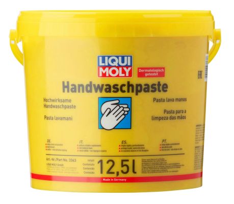 3363, Паста для мытья рук Handwasch-Paste 12,5л,
Паста для мытья рук Handwasch-Paste 12,5л
Средство (паста) для мытья рук Liqui Moly - это мягкое и нейтральное чистящее средство для кожи на основе древесной муки с веществами, защищающими кожу. Не содержит растворителей и имеет значение pH легкой кислой реакции. Однако продукт нейтрален для кожи, что было доказано многочисленными дерматологическими испытаниями. Паста  создана преимущественно на основе веществ растительного происхождения.
Свойства
Паста для мытья рук Liqui Moly тщательно удаляет самые сильные загрязнения как масла, жиры, смолы, битумы, печатные краски и многие другие, не оказывая вредного воздействия на руки.
- Значение рН нейтральной реакции на кожу
- Прошла дерматологическое испытание
- Защищает и ухаживает за кожей
- Экономичный расход
- Отличный чистящий эффект
- Приятное чувство на коже после чистки
В качестве абразива, содержит натуральную лимонную цедру. Для более эффективной защиты кожи рук рекомендуется применять средства Liqui-Moly Hand-Pflege-Crеme и Unsichtbarer Handschuh.
Применение
Наносят пасту на руки и тщательно оттирают загрязнения в течение некоторого времени. Смывают грязь большим количеством воды. Хранить при положительной температуре!